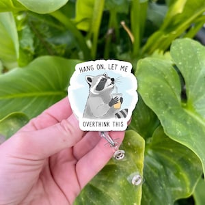 Grappige wasbeer-badgehaspel – wacht even, laat me dit citaat overdenken, schattige intrekbare ID-houder, cadeau verpleegkundige, badgeclip kantoorhumor