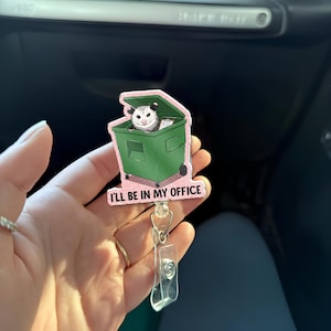 Bobine drôle d'insigne d'opossum « Je serai dans mon bureau », porte-carte d'identité rétractable d'opossum de poubelle, cadeau mignon de technologie de vétérinaire de professeur d'infirmière de scintillement