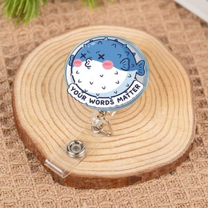 Bobine d'insigne poisson-globe mignon - Porte-cartes d'identité à message positif « Vos mots comptent » - Cadeau de motivation amusant pour les enseignants, les infirmières, le personnel, les éducateurs