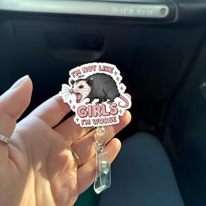 Bobine d'insigne d'opossum drôle pas comme les autres filles, je suis pire porte-carte d'identité rétractable impertinent, mignon animal infirmière enseignant bureau cadeau accessoire
