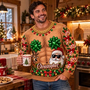 Può includere: Un maglione a maniche lunghe color marrone chiaro con la stampa di un torso muscoloso, una catena d'oro, due grandi fiocchi regalo verdi, una renna e Babbo Natale con occhiali da sole. Il nome Christopher è scritto in bianco sopra una ghirlanda.
