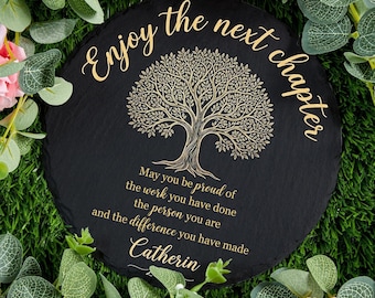 Piedra de jardín personalizada para la jubilación: Disfrute del próximo capítulo. Árbol dorado. Placa de pizarra negra.