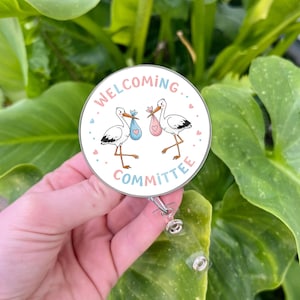 Bobine d'insigne du comité d'accueil des cigognes | Porte-cartes d'identité pour bébé mignon | Cadeau révélateur de sexe pour infirmières, doulas, cadeau de naissance