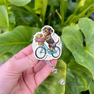 Porta badge a forma di bassotto: porta badge floreale a forma di bassotto su bicicletta