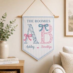 Gepersonaliseerde vlaggenlijn voor je studentenkamer: Deurbordje met bloemen en initialen voor je kamergenoot