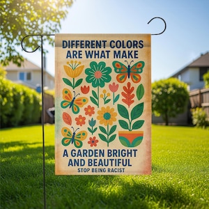 Puede incluir: Una bandera de jardín con un fondo beige presenta ilustraciones coloridas de flores y mariposas. El texto dice: "Diferentes colores son lo que hacen que un jardín sea brillante y hermoso. Deja de ser racista."
