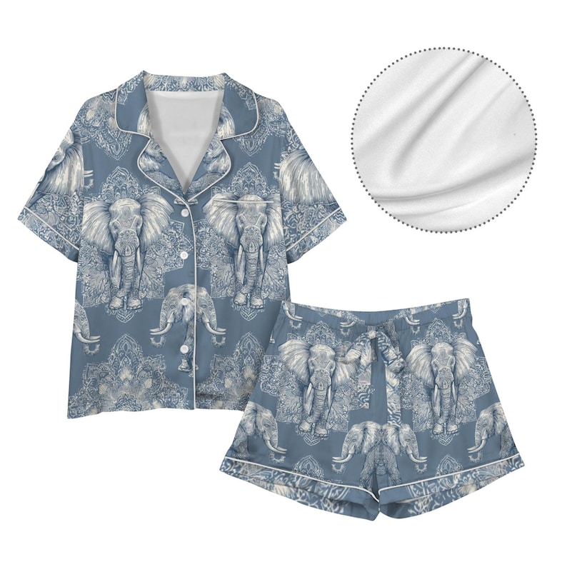 Peut inclure: Un ensemble de pyjama bleu avec un motif d'&eacute;l&eacute;phant et de mandala. L'ensemble comprend une chemise boutonn&eacute;e &agrave; manches courtes et un short assorti avec une taille &agrave; cordon. Des bordures blanches ornent l'ensemble.