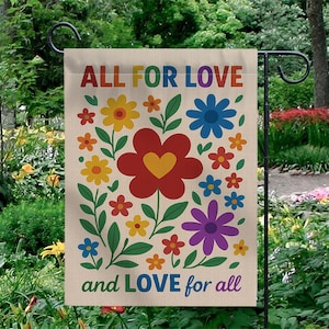 Może przedstawiać: Prostokątna flaga ogrodowa na beżowym tle z napisem ALL FOR LOVE u góry i love for all u dołu wielokolorowymi literami. W centrum znajduje się duży czerwony kwiat z żółtym sercem oraz mniejsze kwiaty rozmieszczone wokół niego.