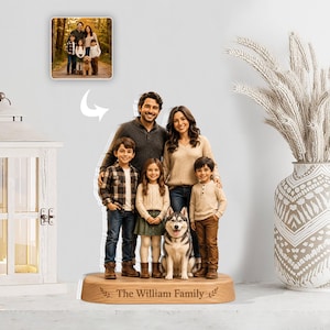 Może przedstawiać: Drewniany portret rodzinny przedstawiający pięć osób i psa, zamontowany na drewnianej podstawie. Podstawa jest grawerowana napisem "The William Family". Oprawione zdjęcie rodziny wisi nad portretem. Rodzina ubrana jest w stroje codzienne.