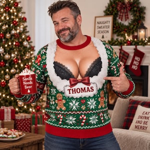 Peut inclure: Un pull de Noël vert à manches longues avec une grande découpe bordée de fausse fourrure blanche révélant un soutien-gorge en dentelle noire. Le pull présente un nœud rouge, le nom THOMAS, des bonshommes en pain d'épice et des sucres d'orge.