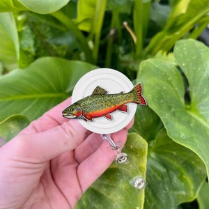 Bachforelle Abzeichen Reel | Fliegenfischen Geschenk für Ihn | Bunter Fisch-Ausweishalter | Outdoor-Liebhaber-Accessoire | Fischer-Büro-Gang, der Vatertag