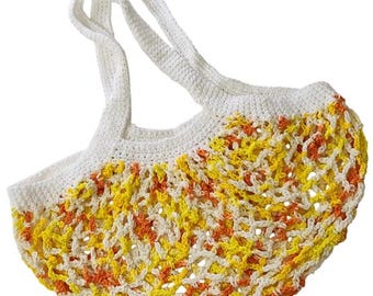 Può includere: Borsa a rete di crochet bianca con accenti gialli e arancioni. La borsa è realizzata in un materiale a rete e ha una parte superiore larga e aperta.