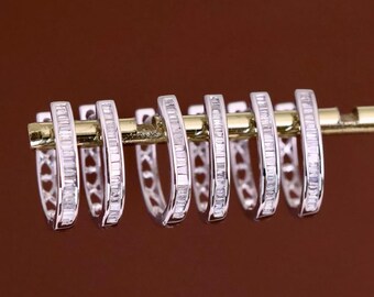 Pendientes de aro de platino PT950 con diamantes baguette y diamantes naturales de 0,20 ct.