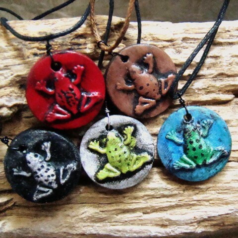 Colgante de rana cerámica pintado a mano Colores surtidos | Etsy