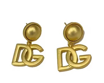 Pendientes de lujo en tono dorado, elegantes y largos.
