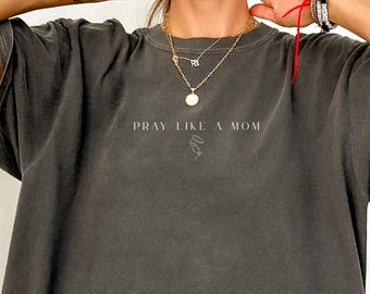 Camiseta "Pray Like A Mom" con colores reconfortantes, camiseta cristiana para mamás, regalo para mamás con valores religiosos, camiseta católica minimalista, camiseta de regalo para el Día de la Madre.