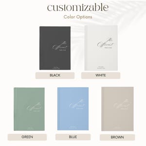 Puede incluir: Conjunto de diarios personalizables en negro, blanco, verde, azul y marr&oacute;n. Cada diario presenta el t&iacute;tulo "The Officiant" en escritura elegante, con el nombre "Matthew Smith" debajo. La imagen muestra las opciones de color disponibles.