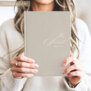 Puede incluir: Un libro beige claro con las palabras "The Officiant" en escritura elegante. El nombre "Matthew Smith" est&aacute; debajo del t&iacute;tulo. La palabra "Customizable" est&aacute; en la esquina superior izquierda. La fecha "17 de diciembre de 2020" est&aacute; en la parte inferior.