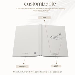 Puede incluir: Libro blanco abierto con el texto "The Officiant" y un nombre. La palabra "customizable" est&aacute; en la parte superior. La fecha "December 12, 2020" es visible. Tambi&eacute;n son visibles una frase y un c&oacute;digo de barras de producci&oacute;n.