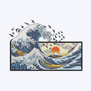 Puede incluir: Parche bordado con un diseño de ola japonesa estilizada con un sol poniente, barcos y el monte Fuji. El parche está bordeado en negro, con una bandada de pájaros volando sobre la ola. La paleta de colores incluye tonos de azul, amarillo y naranja.