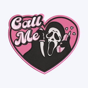 Może przedstawiać: Haftowana naszywka w kształcie różowego serca z białym napisem "Call Me" w stylu 3D. Projekt zawiera czarną postać w masce Ghostface trzymającą nóż i różowy telefon. Małe serca unoszą się nad telefonem.