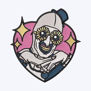 Puede incluir: Parche bordado con un personaje estilizado con gafas de sol en forma de flor y una amplia sonrisa, sobre un corazón rosa. El diseño incluye detalles de estrellas doradas y un borde negro, creando una estética audaz y llamativa.