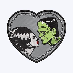 Pode incluir: Patch bordado em forma de coração, apresentando a Noiva de Frankenstein e o monstro de Frankenstein. A Noiva tem cabelo preto e lábios vermelhos, enquanto o monstro é verde. O coração é contornado com uma borda costurada.