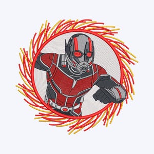 Może przedstawiać: Haftowana naszywka przedstawiająca Ant-Mana w czerwono-szarym kostiumie, otoczona czerwono-żółtym wzorem. Naszywka przedstawia Ant-Mana w dynamicznej pozie, ze szczegółowym hełmem i kostiumem.