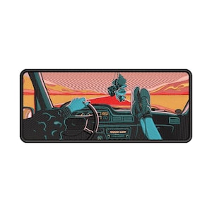 Pode incluir: Patch bordado com uma ilustração estilizada de uma pessoa dirigindo um carro com os pés no painel. O interior é turquesa e preto, com um pôr do sol ao fundo. O braço do motorista é turquesa.
