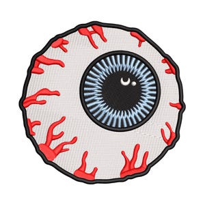 Könnte beinhalten: Gestickter Aufnäher mit einem detaillierten Augapfel-Design. Das Auge hat eine blaue Iris mit schwarzer Pupille, umgeben von roten Adern auf weißem Grund, alles schwarz umrandet. Ein gruseliger Aufnäher zum Thema Halloween.
