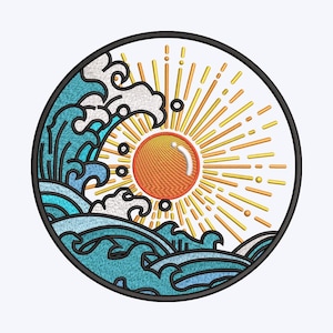 Puede incluir: Parche bordado circular con un diseño de olas oceánicas y un sol poniente. Las olas son azules y blancas, el sol naranja y amarillo. Todo está enmarcado por un círculo negro. Ideal para personalizar prendas.