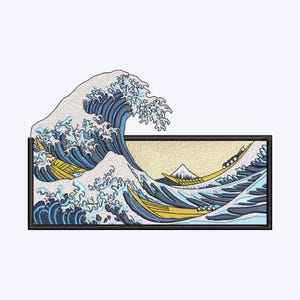 以下が含まれることがあります： 葛飾北斎の「神奈川沖浪裏」をモチーフにした刺繍パッチ。青と白を基調とした大きな波のデザインで、黄色い船と背景に山が描かれ、黒い縁取りが施されています。