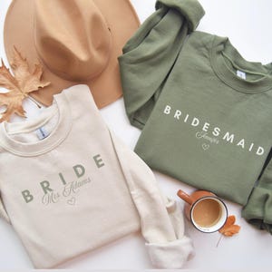 Comfort Colors® Braut Brautjungfer Sweatshirt, Wifey Sweatshirt, personalisierter Brautjungfer Vorschlag Geschenk, individueller Name Bachelorette Rundhalsausschnitt