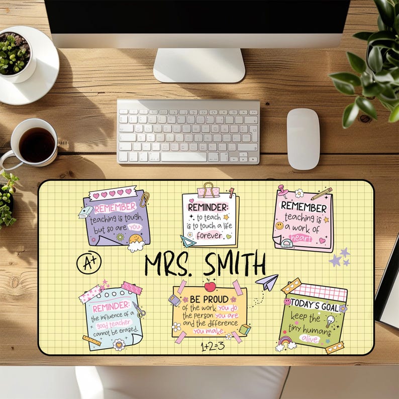 以下が含まれることがあります： 黄色いグリッド背景の長方形デスクマット。MRS. SMITHという文字と、REMEMBER teaching is tough, but so are youなどの教師向けのモチベーションを高める引用が書かれた6枚のカラフルな付箋のイラストが描かれています。