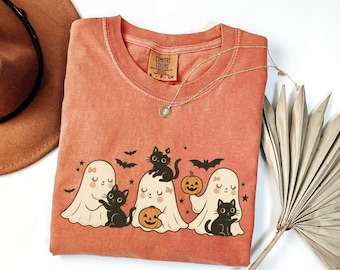 Camiseta Comfort Colors® de Halloween com Gato Preto e Fantasma, Camiseta Adorável para a Temporada Assustadora, Camiseta Feminina Fantasma, Presente de Halloween para Amantes de Gatos, Camiseta de Gato