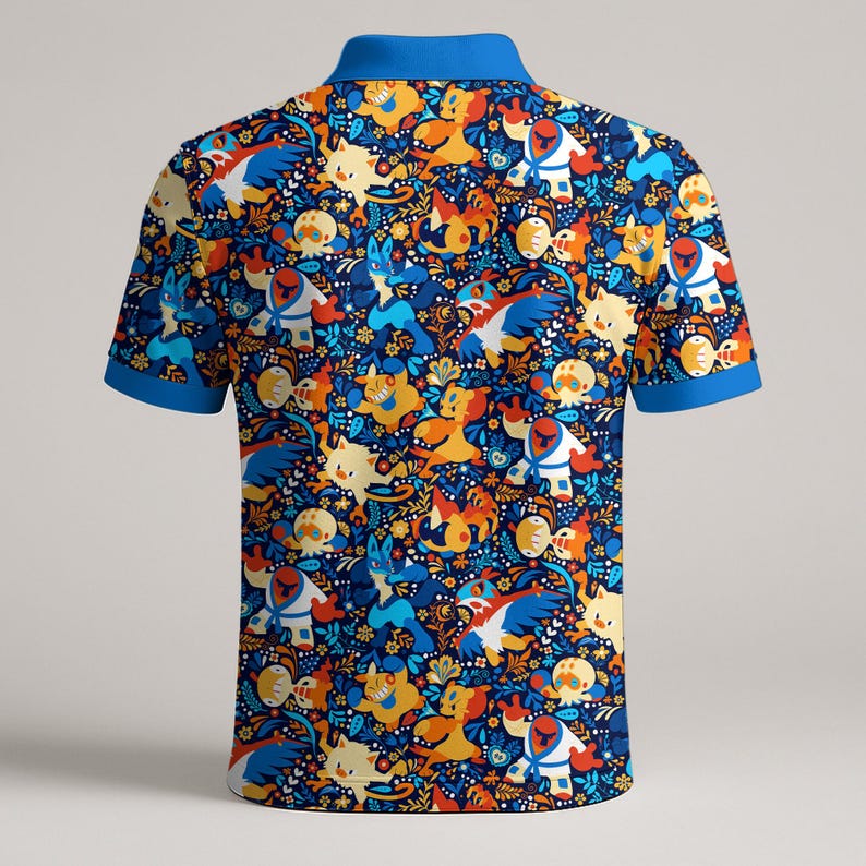 Puede incluir: Un polo azul con un estampado vibrante de personajes de dibujos animados en tonos amarillos, naranjas, azules y blancos. La camisa tiene cuello y pu&ntilde;os azules. El dise&ntilde;o es un patr&oacute;n repetido en toda la camisa.