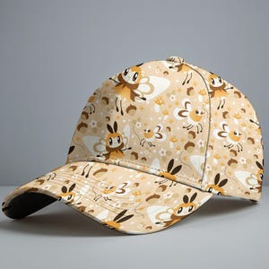 Può includere: Cappellino da baseball beige con un motivo ripetuto di api, fiori e funghi dei cartoni animati nei toni del marrone e del bianco. Il cappellino ha una visiera curva e un bottone sulla parte superiore. Il tema è la natura e la fantasia.