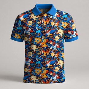 Puede incluir: Un polo de manga corta con un estampado vibrante de personajes de dibujos animados en tonos azules, naranjas, amarillos y blancos. La camisa tiene cuello y pu&ntilde;os azules. El dise&ntilde;o presenta varias criaturas y elementos florales.