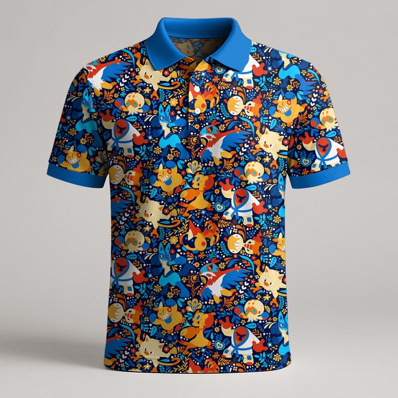 Puede incluir: Un polo de manga corta con un estampado vibrante de personajes de dibujos animados en tonos azules, naranjas, amarillos y blancos. La camisa tiene cuello y pu&ntilde;os azules. El dise&ntilde;o presenta varias criaturas y elementos florales.