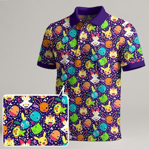 Peut inclure: Polo violet avec un motif répété de personnages de dessins animés colorés. Le polo a un col et des poignets violets. Le motif comprend divers personnages jaunes, oranges, bleus et verts, avec des accents de confettis.