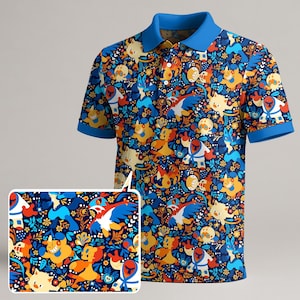 Puede incluir: Un polo azul con un vibrante estampado integral con personajes de dibujos animados en tonos amarillos, naranjas, azules y blancos. La camisa tiene cuello y pu&ntilde;os azules. El dise&ntilde;o incluye varios elementos florales.