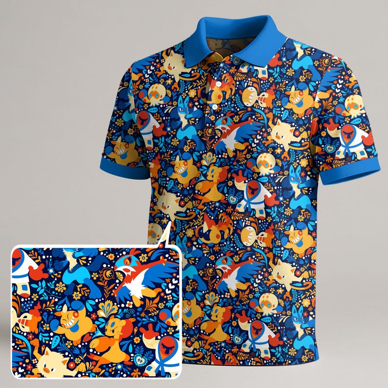 Puede incluir: Un polo azul con un vibrante estampado integral con personajes de dibujos animados en tonos amarillos, naranjas, azules y blancos. La camisa tiene cuello y pu&ntilde;os azules. El dise&ntilde;o incluye varios elementos florales.