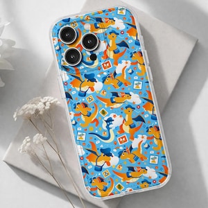 Op de afbeelding: Transparante telefoonhoesje met een blauwe achtergrond en een herhalend patroon van oranje draken met hoeden en posttassen. Het ontwerp bevat wolken, postzegels en tropische afbeeldingen.