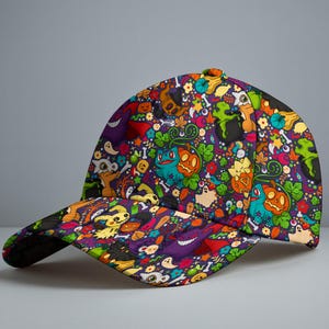 Op de afbeelding: Een baseballpet met een levendige all-over print op een paarse achtergrond. Het patroon bevat diverse cartoonfiguren, oranje pompoenen, groene ranken, witte geesten, botten en kleurrijke bloemen in een dicht, feestelijk Halloween-ontwerp.