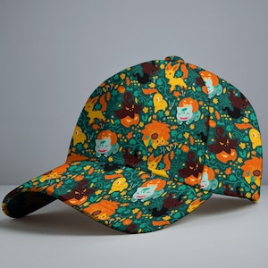 Op de afbeelding: Een baseballpet met een donkergroenblauwe achtergrond en een all-over patroon van oranje pompoenen, gele wezens en groene plantachtige figuren. Het ontwerp bevat kleine oranje blaadjes en dunne witte spinnenweblijnen over de stof.