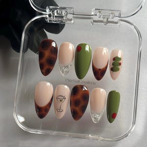 Dirty Martini Nails: unghie finte acriliche press-on color oliva, personalizzabili, effetto mandorla medio