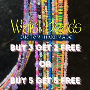 Op de afbeelding: Een verzameling kleurrijke waist beads in diverse ontwerpen. De afbeelding bevat de tekst "Waist Beads CUSTOM | HANDMADE" en "BUY 3 GET 2 FREE OR BUY 5 GET 5 FREE". De kralen zijn gemaakt van verschillende materialen en kleuren.