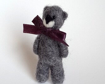 Beer broche, naald vilten teddy