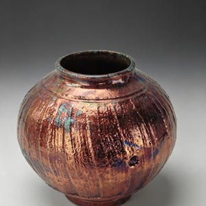Moon jar with groove texture in copper  glaze