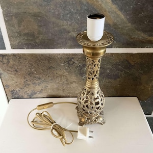 Lampe de table vintage avec pied de lampe ouvragée en laiton